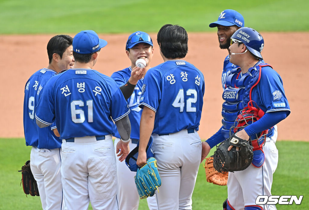 24일 부산 사직야구장에서 2026 신한 SOL KBO 리그 롯데 자이언츠와 삼성 라이온즈의 경기가 열렸다. 홈팀 롯데는 로드리게스가, 방문팀 삼성은 양창섭이 선발 출전했다.삼성 라이온즈 선발 투수 양창섭이 9회말 2사 롯데 자이언츠 황성빈을 우익수 플라이로 잡고 완봉승을 기록한 후 류지혁에게 기록구를 받고 있다. 2026.05.24 / foto0307@osen.co.kr