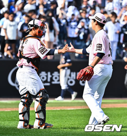  [OSEN=대전, 박준형 기자] 프로야구 한화 이글스가 두산 베어스와의 주말 3연전을 싹쓸이, 류현진의 한미 통산 200승까지 겹경사를 누렸다.김경문 감독이 이끄는 한화는 24일 대전 한화생명 볼파크에서 열린 두산과의 홈경기에서 승리했다. 이날 승리로 두산전을 모두 쓸어담은 한화는 3연승으로 시즌 전적 23승24패를 만들었다. 반면 두산은 4연승 후 3연패에 빠지며 22승25패1무가 됐다.실점 없이 승리를 지켜낸 한화 마무리 박상원과 최재훈 포수가 승리의 기쁨을 나누고 있다.  2026.05.24 / soul1014@osen.co.kr