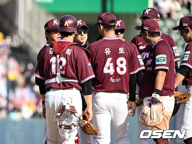 [OSEN=잠실, 이대선 기자] 24일 서울 잠실야구장에서 2026 신한 SOL KBO리그 LG 트윈스와 키움 히어로즈의 경기가 열렸다.LG는 송승기, 키움은 박준현을 선발로 내세웠다.9회말 2사 2루에서 마운드를 방문한 키움 설종진 감독이 선수들과 이야기를 나누고 있다. 2026.05.24 /sunday@osen.co.kr