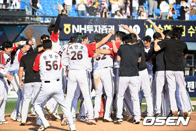 [OSEN=잠실, 이대선 기자] 프로야구 LG 트윈스가 키움 히어로즈 상대로 극적인 끝내기 승리를 거뒀다.  LG는 24일 서울 잠실구장에서 열린 2026 KBO리그 키움과 경기에서 6-4 끝내기로 승리했다. 9회말 2사 1,2루에서 박해민이 끝내기 스리런 홈런을 쏘아올렸다.  9회말 2사 1,2루에서 LG 박해민이 끝내기 홈런을 치고 환호하고 있다. 2026.05.24 /sunday@osen.co.kr