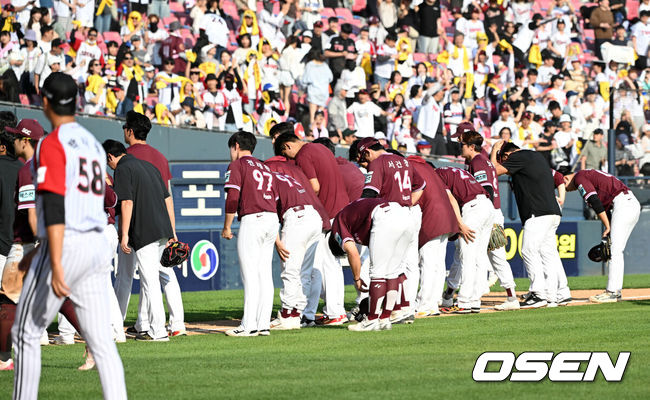 [OSEN=잠실, 이대선 기자] 프로야구 LG 트윈스가 키움 히어로즈 상대로 극적인 끝내기 승리를 거뒀다.  LG는 24일 서울 잠실구장에서 열린 2026 KBO리그 키움과 경기에서 6-4 끝내기로 승리했다. 9회말 2사 1,2루에서 박해민이 끝내기 스리런 홈런을 쏘아올렸다.  경기 종료 후 키움 선수들이 관중석을 향해 인사를 하고 있다. 2026.05.24 /sunday@osen.co.kr