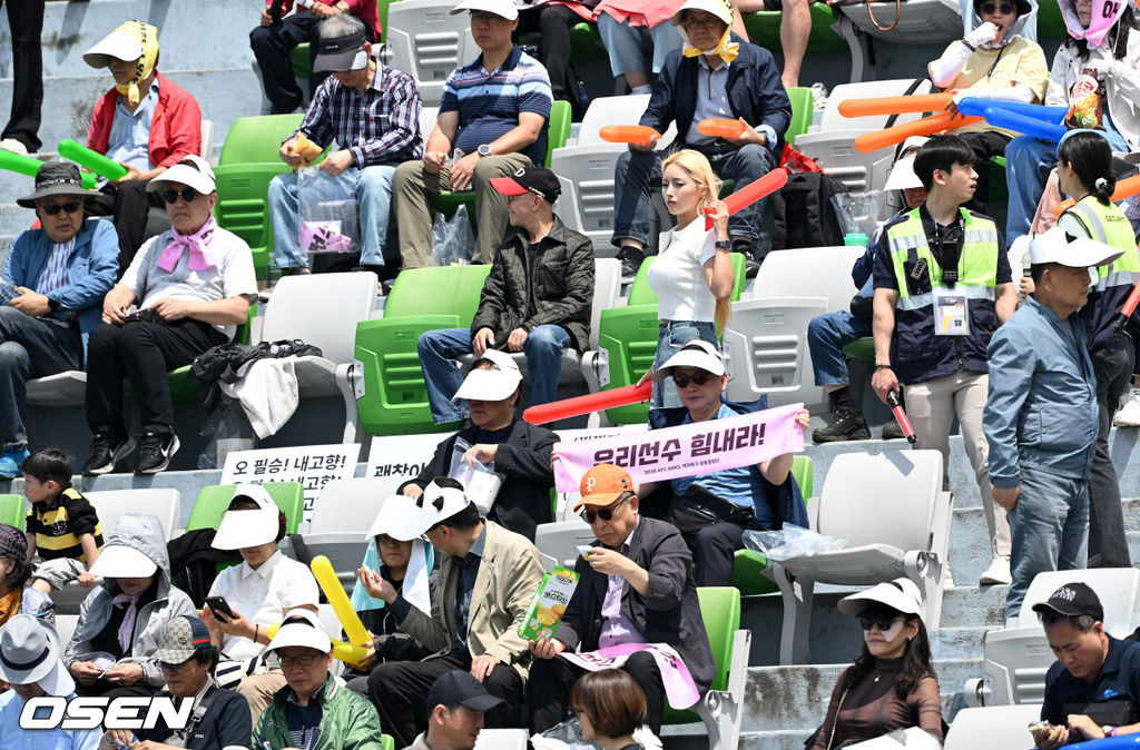우승컵도, 100만 달러(약 15억 원) 우승 상금도 북한 내고향여자축구단 차지가 됐다. 논란 속 한국에서 열린 결승전에서 내고향은 일본 도쿄 베르디 벨레자를 꺾고 아시아 정상에 올랐다. 경기장 분위기 역시 마지막까지 씁쓸함을 남겼다.내고향은 23일 오후 수원종합운동장에서 열린 2025-2026 아시아축구연맹(AFC) 여자 챔피언스리그(AWCL) 결승전에서 도쿄 베르디를 1-0으로 꺾고 우승을 차지했다. 이날 공식 관중은 2670명이었다.관중들이 내고향여자축구단을 응원하고 있다. 2026.05.23 /sunday@osen.co.kr