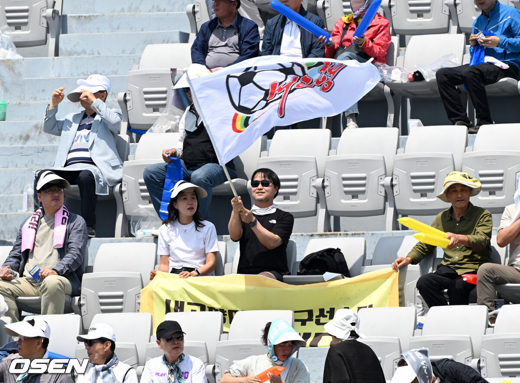 우승컵도, 100만 달러(약 15억 원) 우승 상금도 북한 내고향여자축구단 차지가 됐다. 논란 속 한국에서 열린 결승전에서 내고향은 일본 도쿄 베르디 벨레자를 꺾고 아시아 정상에 올랐다. 경기장 분위기 역시 마지막까지 씁쓸함을 남겼다.내고향은 23일 오후 수원종합운동장에서 열린 2025-2026 아시아축구연맹(AFC) 여자 챔피언스리그(AWCL) 결승전에서 도쿄 베르디를 1-0으로 꺾고 우승을 차지했다. 이날 공식 관중은 2670명이었다.관중들이 내고향여자축구단 응원을 하고 있다. 2026.05.23 /sunday@osen.co.kr