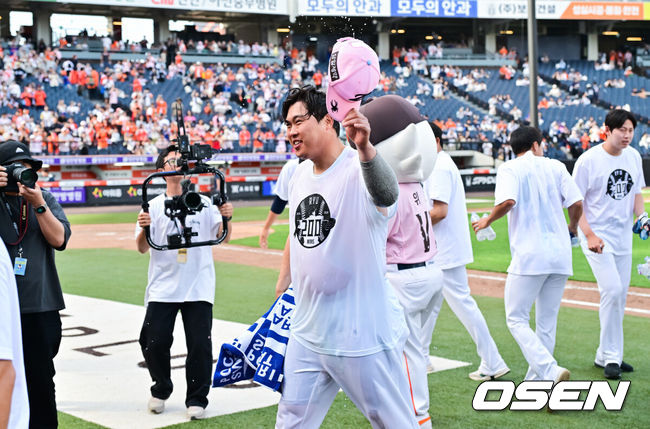  [OSEN=대전, 박준형 기자] 프로야구 한화 이글스가 두산 베어스와의 주말 3연전을 싹쓸이, 류현진의 한미 통산 200승까지 겹경사를 누렸다.김경문 감독이 이끄는 한화는 24일 대전 한화생명 볼파크에서 열린 두산과의 홈경기에서 승리했다. 이날 승리로 두산전을 모두 쓸어담은 한화는 3연승으로 시즌 전적 23승24패를 만들었다. 반면 두산은 4연승 후 3연패에 빠지며 22승25패1무가 됐다.경기종료 후 한미 통산 200승 달성한 류현진이 동료들의 축하 물세례 받은뒤 퇴장하고 있다. .  2026.05.24 / soul1014@osen.co.kr