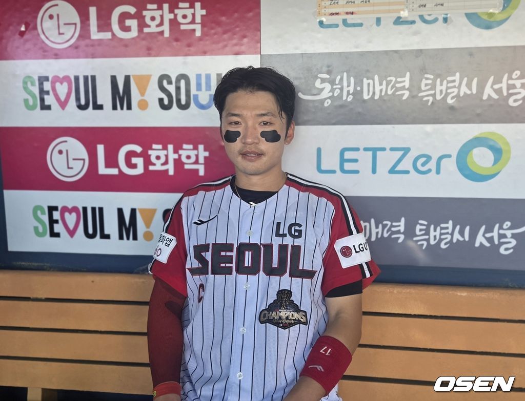 프로야구 LG 트윈스 박해민이 24일 잠실구장에서 열린 키움 히어로즈와 경기에서 3-4로 뒤진 9회말 2사 1,2루에서 극적인 역전 끝내기 스리런 홈런을 터뜨렸다. 경기 후 취재진과 인터뷰를 하고 있다. /orange@osen.co.kr