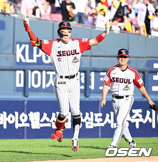 [OSEN=잠실, 이대선 기자] 24일 서울 잠실야구장에서 2026 신한 SOL KBO리그 LG 트윈스와 키움 히어로즈의 경기가 열렸다.LG는 송승기, 키움은 박준현을 선발로 내세웠다.9회말 2사 1,2루에서 LG 박해민이 끝내기 홈런을 치고 환호하고 있다. 2026.05.24 /sunday@osen.co.kr