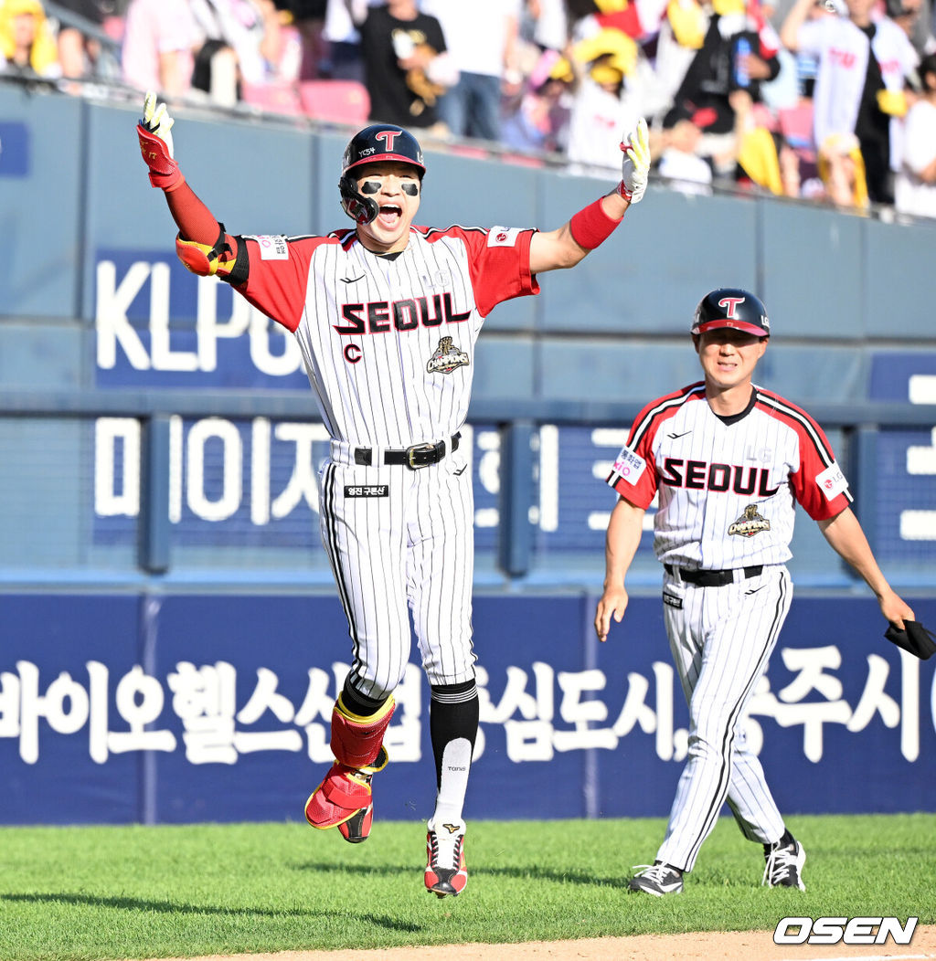 24일 서울 잠실야구장에서 2026 신한 SOL KBO리그 LG 트윈스와 키움 히어로즈의 경기가 열렸다.LG는 송승기, 키움은 박준현을 선발로 내세웠다.9회말 2사 1,2루에서 LG 박해민이 끝내기 홈런을 치고 환호하고 있다. 2026.05.24 /sunday@osen.co.kr