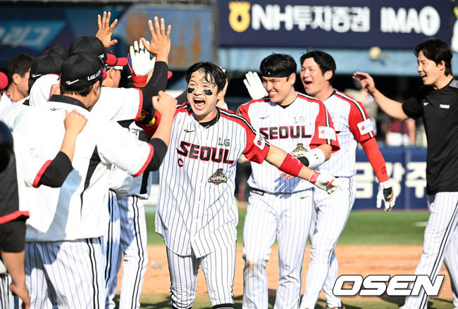 [OSEN=잠실, 이대선 기자] 프로야구 LG 트윈스가 키움 히어로즈 상대로 극적인 끝내기 승리를 거뒀다.  LG는 24일 서울 잠실구장에서 열린 2026 KBO리그 키움과 경기에서 6-4 끝내기로 승리했다. 9회말 2사 1,2루에서 박해민이 끝내기 스리런 홈런을 쏘아올렸다.  9회말 2사 1,2루에서 LG 박해민이 끝내기 홈런을 치고 환호하고 있다. 2026.05.24 /sunday@osen.co.kr