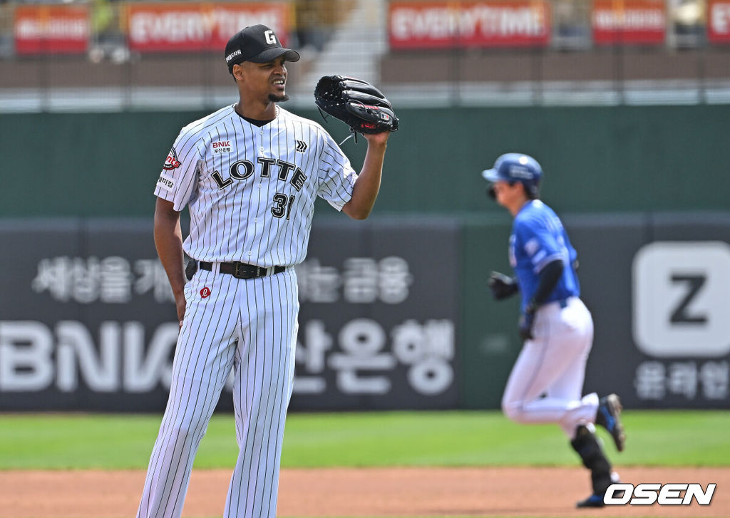 24일 부산 사직야구장에서 2026 신한 SOL KBO 리그 롯데 자이언츠와 삼성 라이온즈의 경기가 열렸다. 홈팀 롯데는 로드리게스가, 방문팀 삼성은 양창섭이 선발 출전했다.롯데 자이언츠 선발 투수 로드리게스가 1회초 1사 1루 삼성 라이온즈 구자욱에게 2점 홈런을 맞고 아쉬워하고 있다. 2026.05.24 / foto0307@osen.co.kr