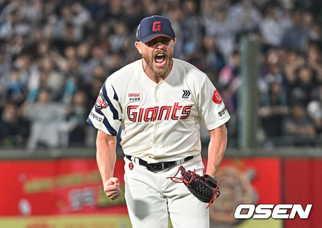 [OSEN=부산, 이석우 기자] 13일 부산 사직야구장에서 2026 신한 SOL KBO 리그 롯데 자이언츠와 NC 다이노스의 경기가 열렸다. 홈팀 롯데는 비슬리가, 방문팀 NC는 테일러가 선발 출전했다.롯데 자이언츠 선발 투수 비슬리가 5회초 1사 만루 NC 다이노스 오영수를 2루수 병살로 잡고 포효하고 있다. 2026.05.13 / foto0307@osen.co.kr