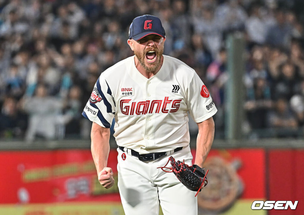 13일 부산 사직야구장에서 2026 신한 SOL KBO 리그 롯데 자이언츠와 NC 다이노스의 경기가 열렸다. 홈팀 롯데는 비슬리가, 방문팀 NC는 테일러가 선발 출전했다.롯데 자이언츠 선발 투수 비슬리가 5회초 1사 만루 NC 다이노스 오영수를 2루수 병살로 잡고 포효하고 있다. 2026.05.13 / foto0307@osen.co.kr