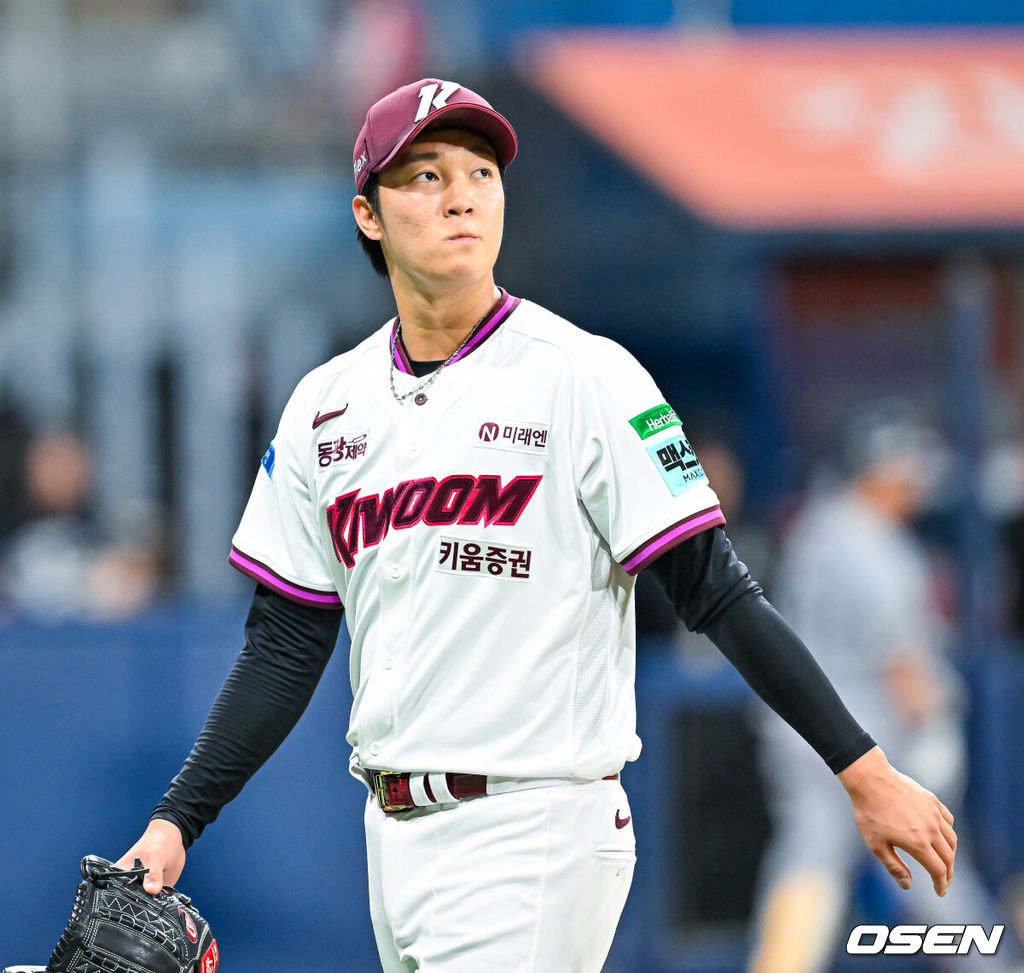14일 서울 고척 스카이돔에서 2026 신한 SOL KBO리그 키움 히어로즈와 한화 이글스의 경기가 열렸다.키움은 안우진, 한화는 정우주가 선발로 나섰다.5회초를 마친 키움 선발 안우진이 덕아웃으로 향하며 아쉬운 표정을 짓고 있다. 2026.05.14 / rumi@osen.co.kr
