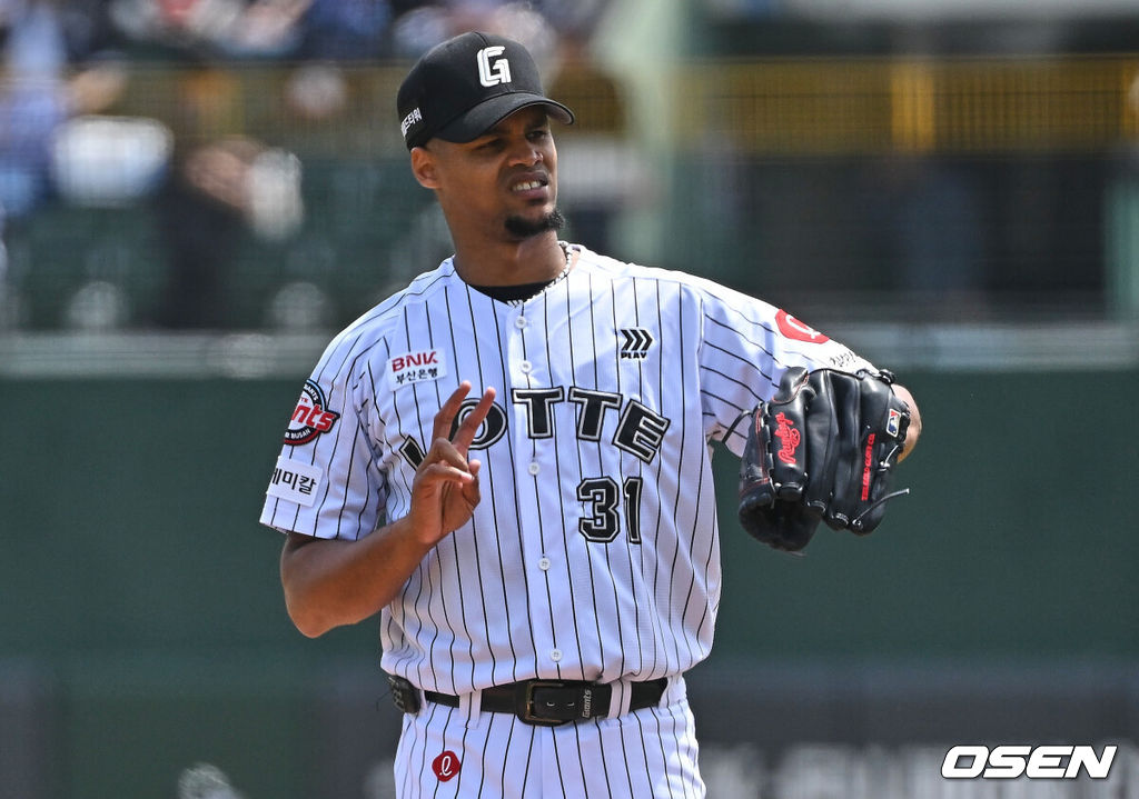 24일 부산 사직야구장에서 2026 신한 SOL KBO 리그 롯데 자이언츠와 삼성 라이온즈의 경기가 열렸다. 홈팀 롯데는 로드리게스가, 방문팀 삼성은 양창섭이 선발 출전했다.롯데 자이언츠 선발 투수 로드리게스가 사인을 보내고 있다. 2026.05.24 / foto0307@osen.co.kr