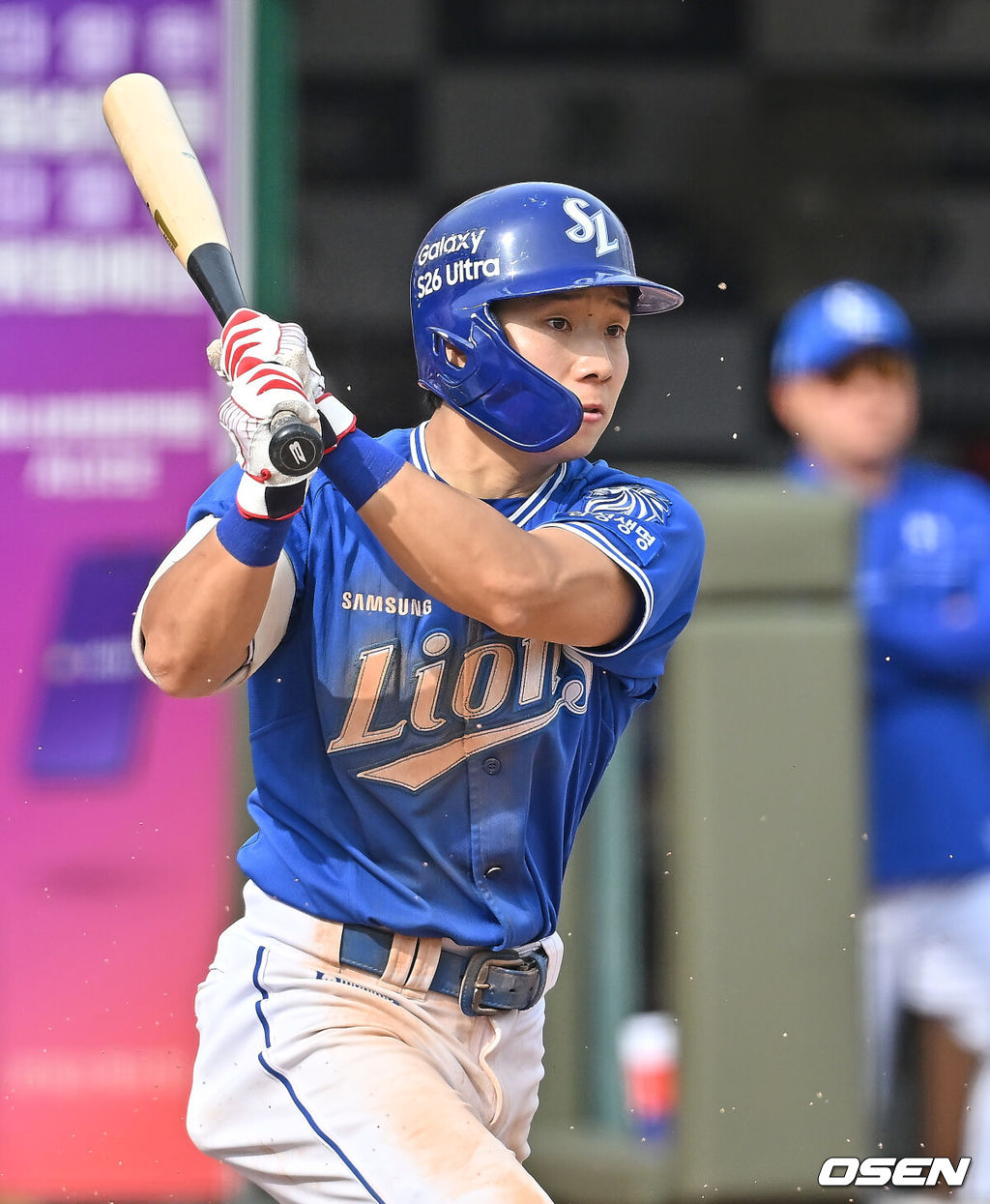 24일 부산 사직야구장에서 2026 신한 SOL KBO 리그 롯데 자이언츠와 삼성 라이온즈의 경기가 열렸다. 홈팀 롯데는 로드리게스가, 방문팀 삼성은 양창섭이 선발 출전했다.삼성 라이온즈 김지찬이 8회초 무사 만루 2루수 앞 땅볼을 치고 있다. 2026.05.24 / foto0307@osen.co.kr