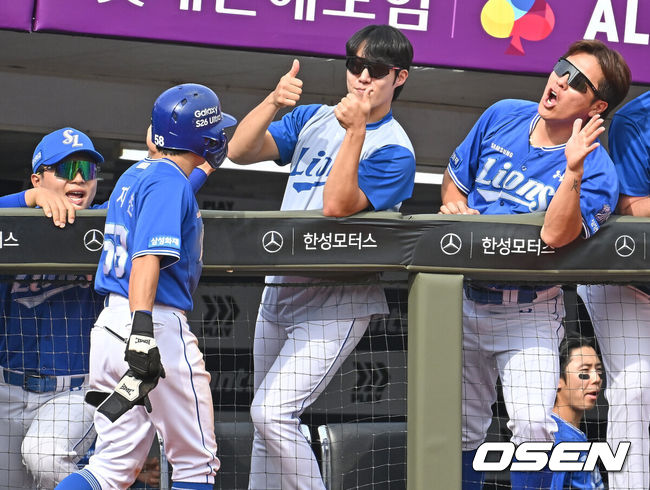 [OSEN=부산, 이석우 기자] 24일 부산 사직야구장에서 2026 신한 SOL KBO 리그 롯데 자이언츠와 삼성 라이온즈의 경기가 열렸다. 홈팀 롯데는 로드리게스가, 방문팀 삼성은 양창섭이 선발 출전했다.삼성 라이온즈 김지찬이 7회초 2사 1,2루 최형우의 중견수 오른쪽 1타점 안타때 득점을 올리고 원태인, 강민호와 하이파이브를 하고 있다. 2026.05.24 / foto0307@osen.co.kr