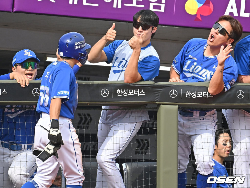 24일 부산 사직야구장에서 2026 신한 SOL KBO 리그 롯데 자이언츠와 삼성 라이온즈의 경기가 열렸다. 홈팀 롯데는 로드리게스가, 방문팀 삼성은 양창섭이 선발 출전했다.삼성 라이온즈 김지찬이 7회초 2사 1,2루 최형우의 중견수 오른쪽 1타점 안타때 득점을 올리고 원태인, 강민호와 하이파이브를 하고 있다. 2026.05.24 / foto0307@osen.co.kr
