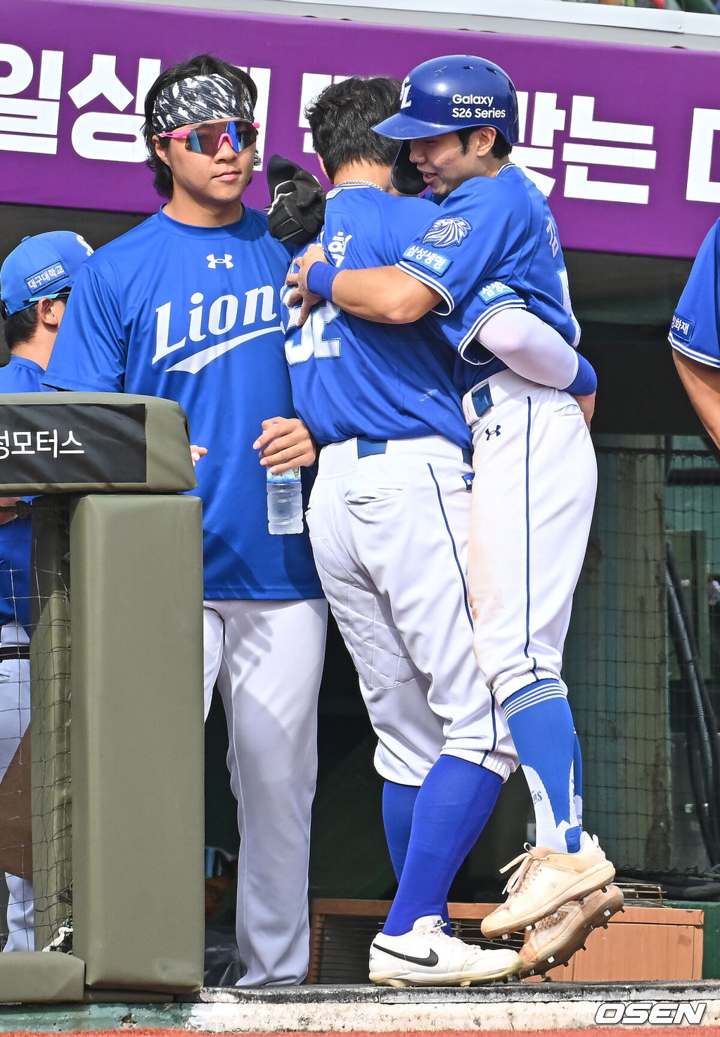 24일 부산 사직야구장에서 2026 신한 SOL KBO 리그 롯데 자이언츠와 삼성 라이온즈의 경기가 열렸다. 홈팀 롯데는 로드리게스가, 방문팀 삼성은 양창섭이 선발 출전했다.삼성 라이온즈 김지찬이 7회초 2사 1,2루 최형우의 중견수 오른쪽 1타점 안타때 득점을 올리고 박세혁에게 안기고 있다. 2026.05.24 / foto0307@osen.co.kr