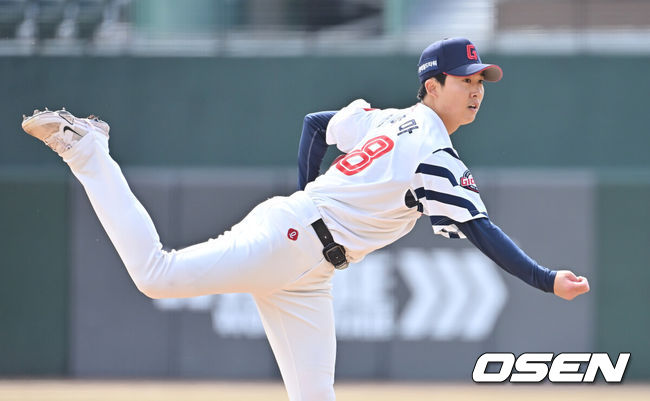 [OSEN=부산, 이석우 기자] 13일 부산 사직야구장에서 2026 신한 SOL KBO 리그 롯데 자이언츠와 KT 위즈의 시범경기가 열렸다. 홈팀 롯데는 쿄야마가 방문팀 KT는 보쉴리가 선발 출전했다.롯데 자이언츠 선발 투수 쿄야마가 역투하고 있다. 2026.03.13 / foto0307@osen.co.kr