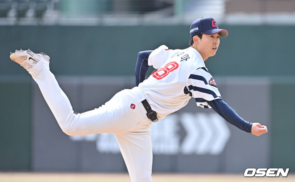 13일 부산 사직야구장에서 2026 신한 SOL KBO 리그 롯데 자이언츠와 KT 위즈의 시범경기가 열렸다. 홈팀 롯데는 쿄야마가 방문팀 KT는 보쉴리가 선발 출전했다.롯데 자이언츠 선발 투수 쿄야마가 역투하고 있다. 2026.03.13 / foto0307@osen.co.kr