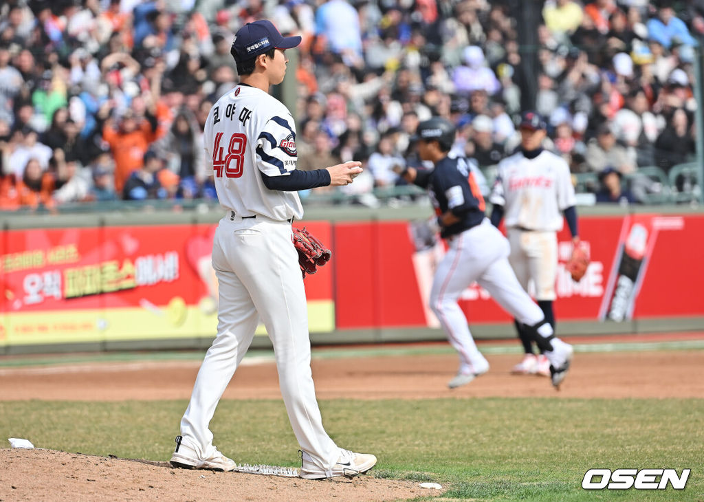 22일 부산 사직야구장에서 2026 신한 SOL KBO 리그 롯데 자이언츠와 한화 이글스의 시범경기가 열렸다. 홈팀 롯데는 비슬리가, 방문팀 한화는 에르난데스가 선발 출전했다.롯데 자이언츠 쿄야마가 6회초 1사 1루 한화 이글스 강백호에게 우중월 2점 홈런을 맞고 아쉬워하고 있다. 2026.03.22 / foto0307@osen.co.kr