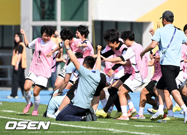 [OSEN=수원, 이대선 기자] 우승컵도, 100만 달러(약 15억 원) 우승 상금도 북한 내고향여자축구단 차지가 됐다. 논란 속 한국에서 열린 결승전에서 내고향은 일본 도쿄 베르디 벨레자를 꺾고 아시아 정상에 올랐다. 경기장 분위기 역시 마지막까지 씁쓸함을 남겼다.내고향은 23일 오후 수원종합운동장에서 열린 2025-2026 아시아축구연맹(AFC) 여자 챔피언스리그(AWCL) 결승전에서 도쿄 베르디를 1-0으로 꺾고 우승을 차지했다. 이날 공식 관중은 2670명이었다.경기 종료 후 내고향여자축구단 선수들이 우승의 기쁨을 만끽하고 있다. 2026.05.23 /sunday@osen.co.kr