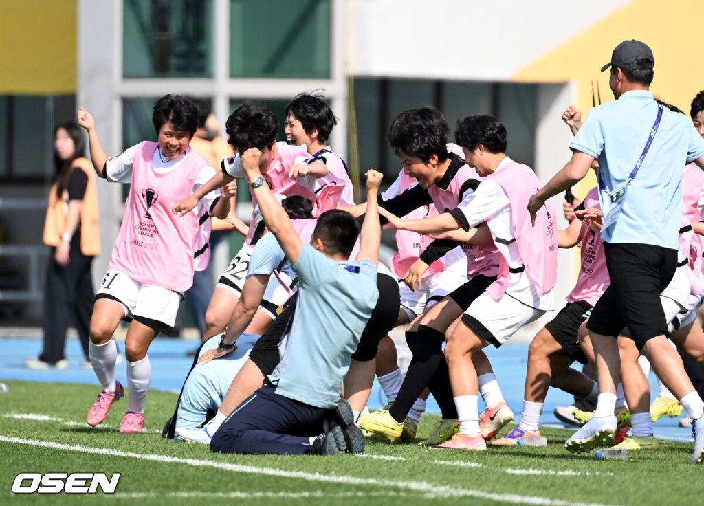 우승컵도, 100만 달러(약 15억 원) 우승 상금도 북한 내고향여자축구단 차지가 됐다. 논란 속 한국에서 열린 결승전에서 내고향은 일본 도쿄 베르디 벨레자를 꺾고 아시아 정상에 올랐다. 경기장 분위기 역시 마지막까지 씁쓸함을 남겼다.내고향은 23일 오후 수원종합운동장에서 열린 2025-2026 아시아축구연맹(AFC) 여자 챔피언스리그(AWCL) 결승전에서 도쿄 베르디를 1-0으로 꺾고 우승을 차지했다. 이날 공식 관중은 2670명이었다.경기 종료 후 내고향여자축구단 선수들이 우승의 기쁨을 만끽하고 있다. 2026.05.23 /sunday@osen.co.kr