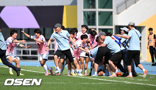 [OSEN=수원, 이대선 기자] 우승컵도, 100만 달러(약 15억 원) 우승 상금도 북한 내고향여자축구단 차지가 됐다. 논란 속 한국에서 열린 결승전에서 내고향은 일본 도쿄 베르디 벨레자를 꺾고 아시아 정상에 올랐다. 경기장 분위기 역시 마지막까지 씁쓸함을 남겼다.내고향은 23일 오후 수원종합운동장에서 열린 2025-2026 아시아축구연맹(AFC) 여자 챔피언스리그(AWCL) 결승전에서 도쿄 베르디를 1-0으로 꺾고 우승을 차지했다. 이날 공식 관중은 2670명이었다.경기 종료 후 내고향여자축구단 리유일 감독이 우승의 기쁨을 만끽하고 있다. 2026.05.23 /sunday@osen.co.kr