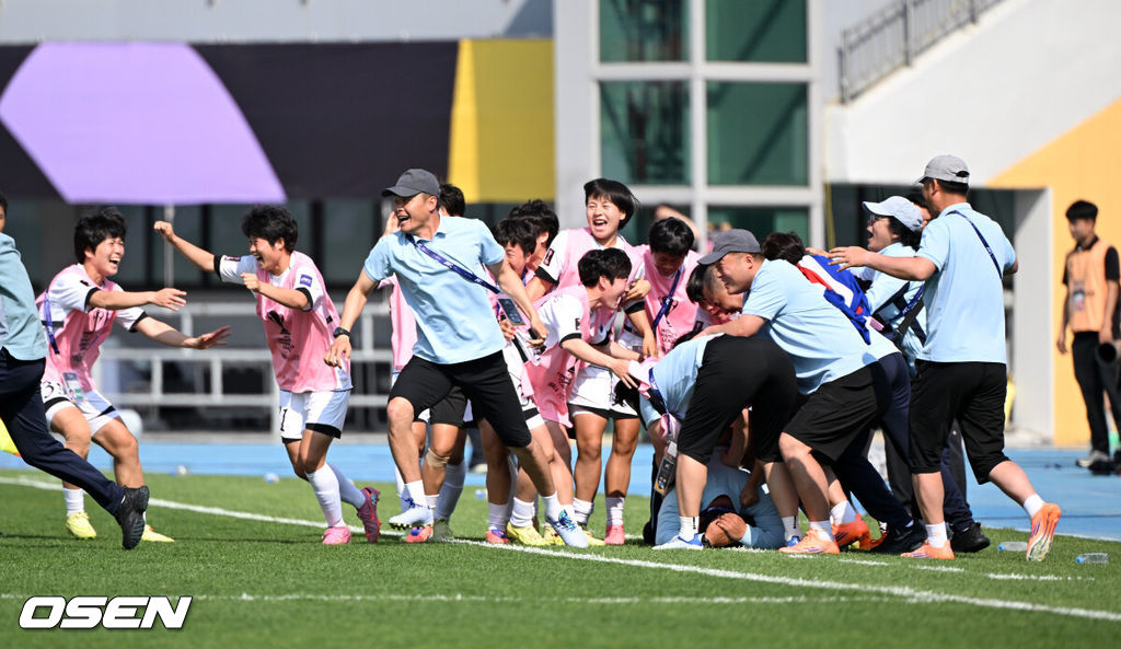 우승컵도, 100만 달러(약 15억 원) 우승 상금도 북한 내고향여자축구단 차지가 됐다. 논란 속 한국에서 열린 결승전에서 내고향은 일본 도쿄 베르디 벨레자를 꺾고 아시아 정상에 올랐다. 경기장 분위기 역시 마지막까지 씁쓸함을 남겼다.내고향은 23일 오후 수원종합운동장에서 열린 2025-2026 아시아축구연맹(AFC) 여자 챔피언스리그(AWCL) 결승전에서 도쿄 베르디를 1-0으로 꺾고 우승을 차지했다. 이날 공식 관중은 2670명이었다.경기 종료 후 내고향여자축구단 리유일 감독이 우승의 기쁨을 만끽하고 있다. 2026.05.23 /sunday@osen.co.kr