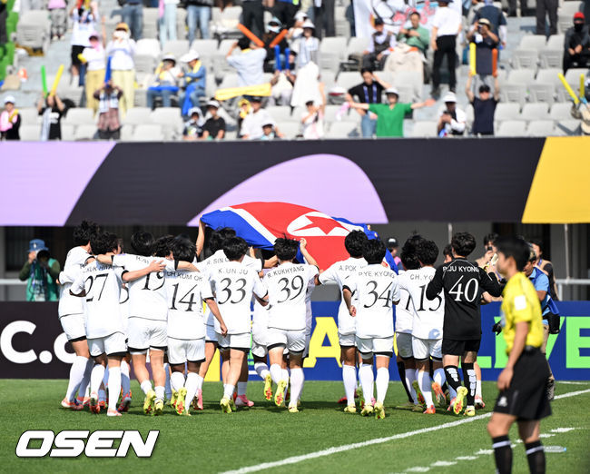 [OSEN=수원, 이대선 기자] 우승컵도, 100만 달러(약 15억 원) 우승 상금도 북한 내고향여자축구단 차지가 됐다. 논란 속 한국에서 열린 결승전에서 내고향은 일본 도쿄 베르디 벨레자를 꺾고 아시아 정상에 올랐다. 경기장 분위기 역시 마지막까지 씁쓸함을 남겼다.내고향은 23일 오후 수원종합운동장에서 열린 2025-2026 아시아축구연맹(AFC) 여자 챔피언스리그(AWCL) 결승전에서 도쿄 베르디를 1-0으로 꺾고 우승을 차지했다. 이날 공식 관중은 2670명이었다.경기 종료 후 내고향여자축구단 선수들이 우승의 기쁨을 만끽하고 있다. 2026.05.23 /sunday@osen.co.kr