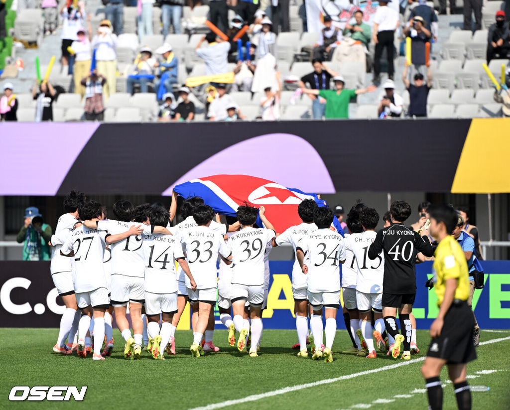 우승컵도, 100만 달러(약 15억 원) 우승 상금도 북한 내고향여자축구단 차지가 됐다. 논란 속 한국에서 열린 결승전에서 내고향은 일본 도쿄 베르디 벨레자를 꺾고 아시아 정상에 올랐다. 경기장 분위기 역시 마지막까지 씁쓸함을 남겼다.내고향은 23일 오후 수원종합운동장에서 열린 2025-2026 아시아축구연맹(AFC) 여자 챔피언스리그(AWCL) 결승전에서 도쿄 베르디를 1-0으로 꺾고 우승을 차지했다. 이날 공식 관중은 2670명이었다.경기 종료 후 내고향여자축구단 선수들이 우승의 기쁨을 만끽하고 있다. 2026.05.23 /sunday@osen.co.kr