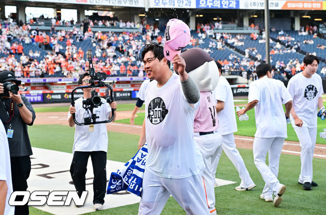  [OSEN=대전, 박준형 기자] 프로야구 한화 이글스가 두산 베어스와의 주말 3연전을 싹쓸이, 류현진의 한미 통산 200승까지 겹경사를 누렸다.김경문 감독이 이끄는 한화는 24일 대전 한화생명 볼파크에서 열린 두산과의 홈경기에서 승리했다. 이날 승리로 두산전을 모두 쓸어담은 한화는 3연승으로 시즌 전적 23승24패를 만들었다. 반면 두산은 4연승 후 3연패에 빠지며 22승25패1무가 됐다.경기종료 후 한미 통산 200승 달성한 류현진이 동료들의 축하 물세례 받은뒤 퇴장하고 있다. .  2026.05.24 / soul1014@osen.co.kr