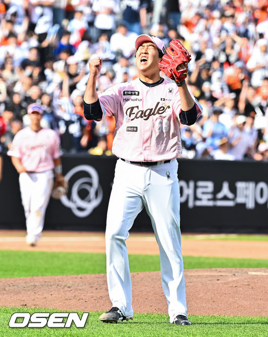  [OSEN=대전, 박준형 기자] 프로야구 한화 이글스가 두산 베어스와의 주말 3연전을 싹쓸이, 류현진의 한미 통산 200승까지 겹경사를 누렸다.김경문 감독이 이끄는 한화는 24일 대전 한화생명 볼파크에서 열린 두산과의 홈경기에서 승리했다. 이날 승리로 두산전을 모두 쓸어담은 한화는 3연승으로 시즌 전적 23승24패를 만들었다. 반면 두산은 4연승 후 3연패에 빠지며 22승25패1무가 됐다.실점 없이 승리를 지켜낸 한화 마무리 박상원이 환호하고 있다.  2026.05.24 / soul1014@osen.co.kr