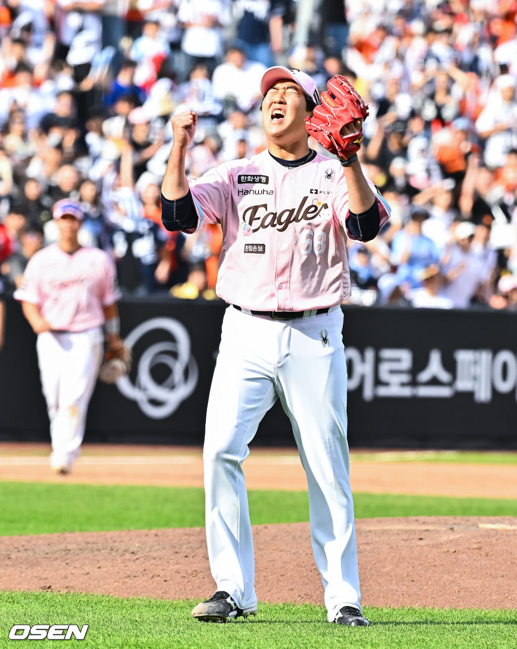 프로야구 한화 이글스가 두산 베어스와의 주말 3연전을 싹쓸이, 류현진의 한미 통산 200승까지 겹경사를 누렸다.김경문 감독이 이끄는 한화는 24일 대전 한화생명 볼파크에서 열린 두산과의 홈경기에서 승리했다. 이날 승리로 두산전을 모두 쓸어담은 한화는 3연승으로 시즌 전적 23승24패를 만들었다. 반면 두산은 4연승 후 3연패에 빠지며 22승25패1무가 됐다.실점 없이 승리를 지켜낸 한화 마무리 박상원이 환호하고 있다. 2026.05.24 / soul1014@osen.co.kr