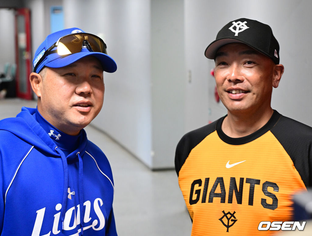 프로야구 삼성 라이온즈가 28일 일본 오키나와 나하 셀룰러 스타디움에서 일본프로야구 요미우리 자이언츠와 연습경기를 펼쳤다.삼성은 요미우리를 상대로 최원태를 선발로 내세운다.삼성 박진만 감독과 요미우리 아베 감독이 인사를 나누고 있다. 2026.02.28 / dreamer@osen.co.kr