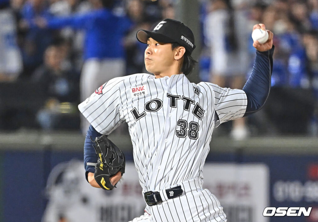 22일 부산 사직야구장에서 2026 신한 SOL KBO 리그 롯데 자이언츠와 삼성 라이온즈의 경기가 열렸다. 홈팀 롯데는 김진욱이, 방문팀 삼성은 오러클린이 선발 출전했다.롯데 자이언츠 홍민기가 역투하고 있다. 2026.05.22 / foto0307@osen.co.kr