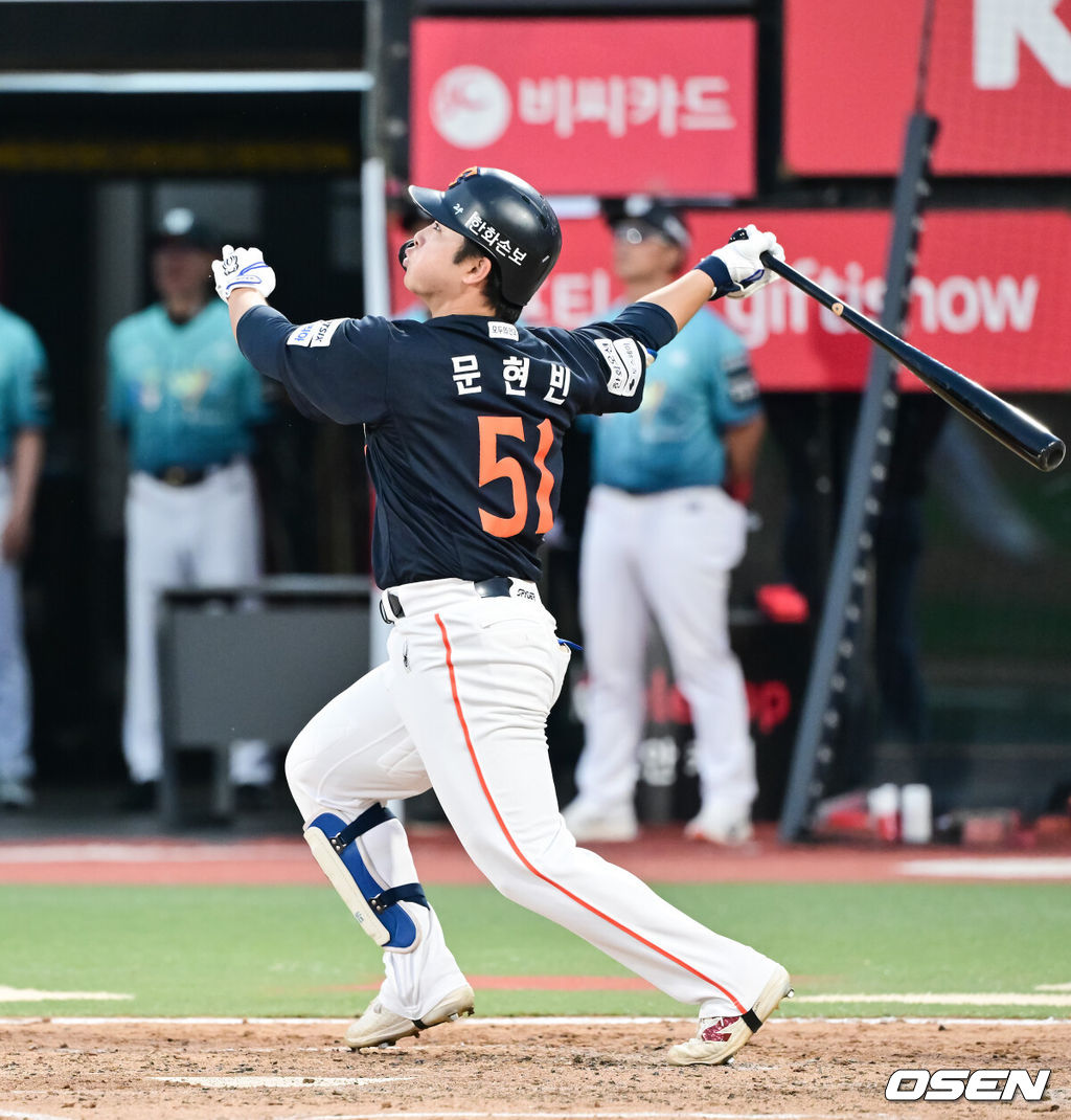 15일 오후 수원KT위즈파크에서 2026 신한 SOL KBO 리그 KT 위즈와 한화 이글스의 경기가 진행됐다.이날 경기에서 KT는 고영표를, 한화는 왕옌청을 선발투수로 내세웠다.4회초 1사 1루 한화 문현빈이 역전 2점 홈런을 날리고 있다.   2026.05.15 / soul1014@osen.co.kr