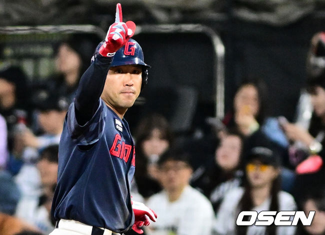 [OSEN=수원, 조은정 기자]6일 경기도 수원 KT위즈파크에서 2026 신한 SOL KBO리그 KT 위즈와 롯데 자이언츠의 경기가 열렸다.이날 KT는 보쉴리, 롯데는 비슬리를 선발투수로 내세웠다.7회초 무사 1루에서 롯데 전준우가 안타를 날린 뒤 세리머니를 하고 있다. 2026.05.06 /cej@osen.co.kr