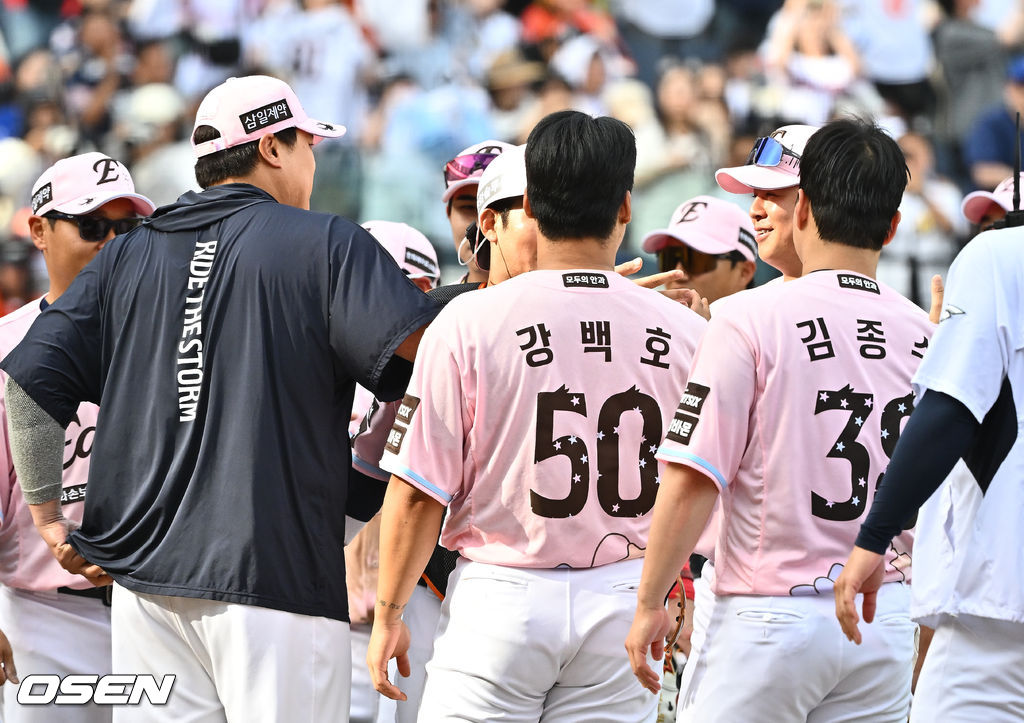대기록 달성 순간에도 노시환에게 손을 내미는 류현진