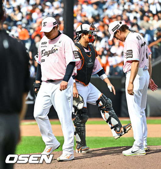 [OSEN=대전, 박준형 기자] 24일 대전 한화생명 볼파크에서 2026 신한 SOL KBO리그&nbsp;한화 이글스와 두산 베어스의 경기가 진행됐다. 이날 한화는 류현진을, 두산은 최승용을 선발투수로 내세웠다.7회초 2사 1,2루 한화 선발투수 류현진이 교체되고 있다.    2026.05.24 / soul1014@osen.co.kr