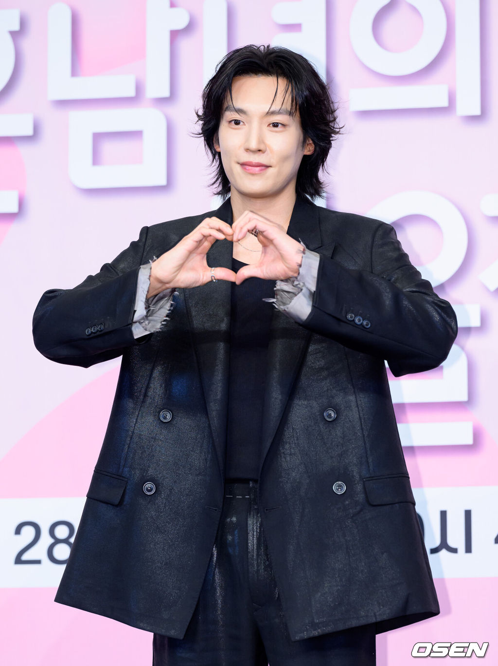 26일 오후 더 링크호텔 서울에서 JTBC 새 드라마 ‘미혼남녀의 효율적 만남’ 제작발표회가 열렸다.‘미혼남녀의 효율적 만남’은 사랑을 결심한 여자가 소개팅에 나가 다른 매력을 가진 두 남자를 만나고 끌리고 또 흔들리면서 결국 진정한 사랑의 의미를 찾아 나가는 이야기를 그리는 드라마다.배우 이기택이 포토타임을 가지고 있다. 2026.02.26 /sunday@osen.co.kr