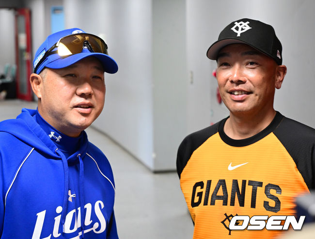 [OSEN=오키나와(일본), 최규한 기자] 프로야구 삼성 라이온즈가 28일 일본 오키나와 나하 셀룰러 스타디움에서 일본프로야구 요미우리 자이언츠와 연습경기를 펼쳤다.삼성은 요미우리를 상대로 최원태를 선발로 내세운다.삼성 박진만 감독과 요미우리 아베 감독이 인사를 나누고 있다. 2026.02.28 / dreamer@osen.co.kr