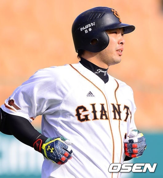 딸을 폭행한 혐의로 체포된 일본프로야구(NPB) 요미우리 자이언츠의 아베 신노스케 감독이 결국 팀을 떠난다. 26일 기자회견을 가진 아베 감독은 기자회견 직후 야마구치 오너와 면담해 사의를 표명했고, 구단은 이를 받아들였다. OSEN DB