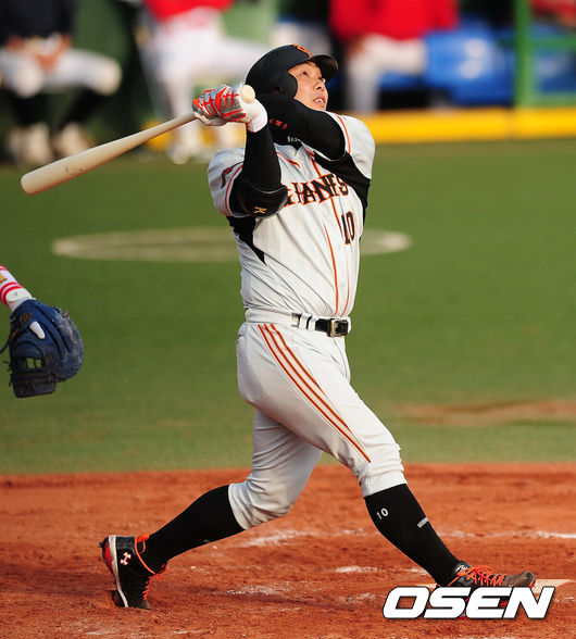 딸을 폭행한 혐의로 체포된 일본프로야구(NPB) 요미우리 자이언츠의 아베 신노스케 감독이 결국 팀을 떠난다. 26일 기자회견을 가진 아베 감독은 기자회견 직후 야마구치 오너와 면담해 사의를 표명했고, 구단은 이를 받아들였다. OSEN DB