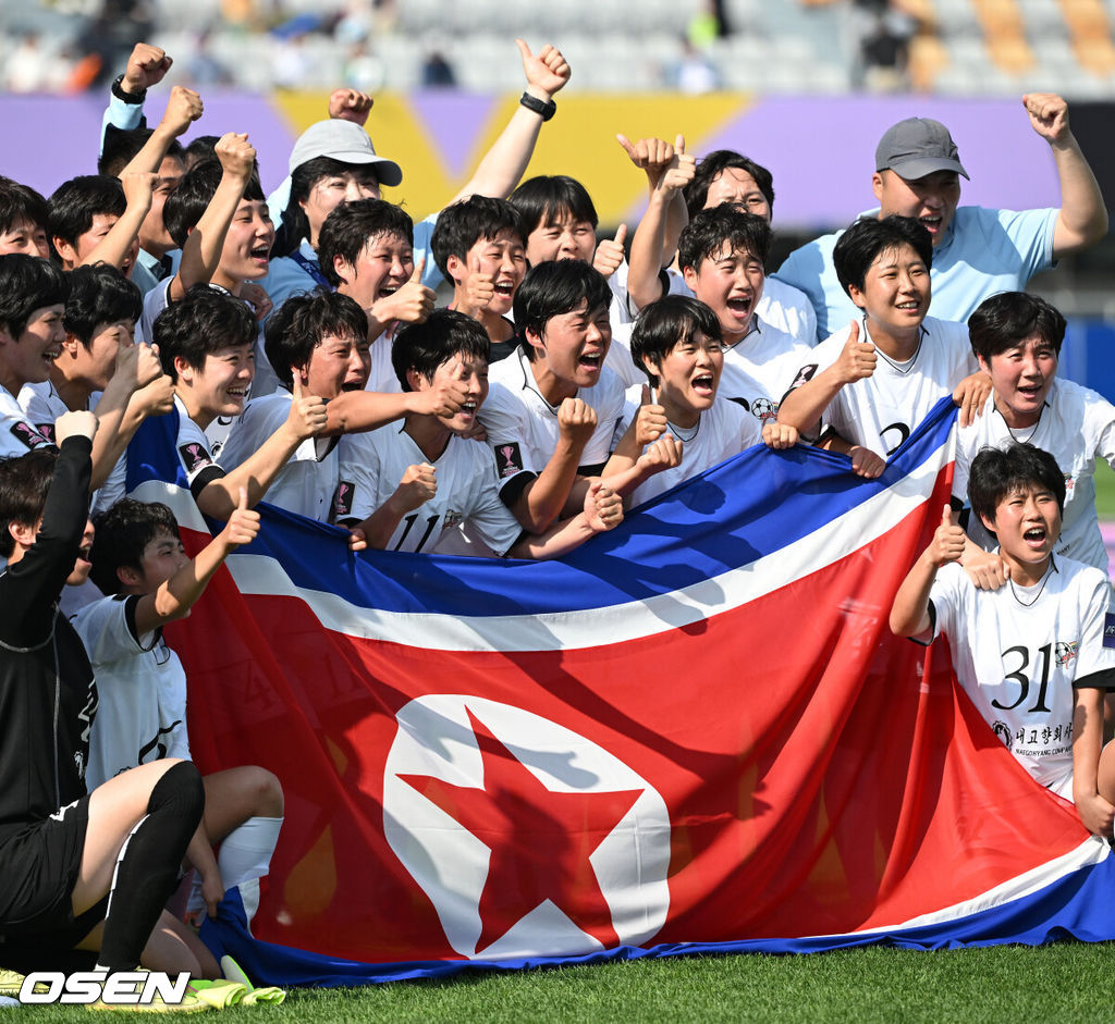 우승컵도, 100만 달러(약 15억 원) 우승 상금도 북한 내고향여자축구단 차지가 됐다. 논란 속 한국에서 열린 결승전에서 내고향은 일본 도쿄 베르디 벨레자를 꺾고 아시아 정상에 올랐다. 경기장 분위기 역시 마지막까지 씁쓸함을 남겼다.내고향은 23일 오후 수원종합운동장에서 열린 2025-2026 아시아축구연맹(AFC) 여자 챔피언스리그(AWCL) 결승전에서 도쿄 베르디를 1-0으로 꺾고 우승을 차지했다. 이날 공식 관중은 2670명이었다.경기 종료 후 내고향여자축구단 선수들이 우승의 기쁨을 만끽하고 있다. 2026.05.23 /sunday@osen.co.kr