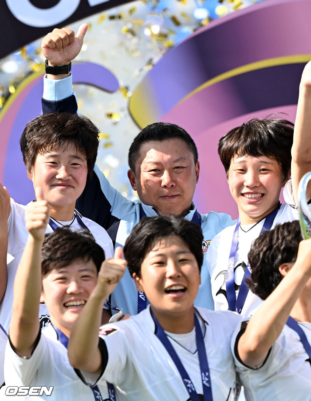 우승컵도, 100만 달러(약 15억 원) 우승 상금도 북한 내고향여자축구단 차지가 됐다. 논란 속 한국에서 열린 결승전에서 내고향은 일본 도쿄 베르디 벨레자를 꺾고 아시아 정상에 올랐다. 경기장 분위기 역시 마지막까지 씁쓸함을 남겼다.내고향은 23일 오후 수원종합운동장에서 열린 2025-2026 아시아축구연맹(AFC) 여자 챔피언스리그(AWCL) 결승전에서 도쿄 베르디를 1-0으로 꺾고 우승을 차지했다. 이날 공식 관중은 2670명이었다.경기 종료 후 내고향여자축구단 리유일 감독이 우승 세리머니를 하고 있다. 2026.05.23 /sunday@osen.co.kr