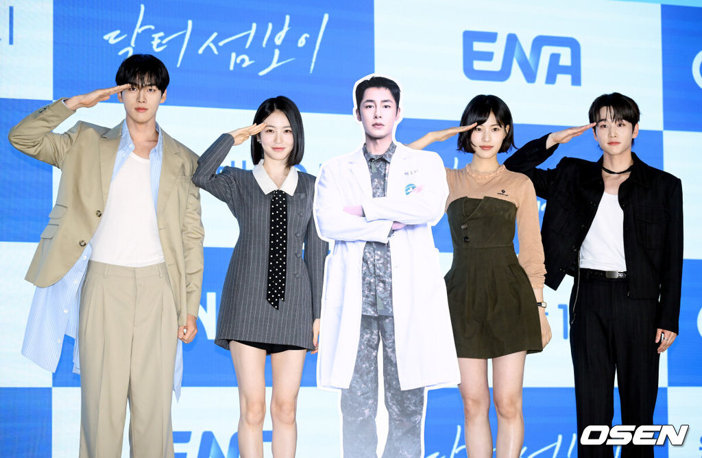 ENA 새 월화드라마 '닥터 섬보이' 제작발표회가 26일 서울 구로구 신도림 디큐브시티 더 세인트에서 열렸다. ‘닥터 섬보이’는 모두가 기피하는 악명 높은 섬 ‘편동도’ 에 입도한 공중보건의사 도지의(이재욱 분)와 비밀 많은 간호사 육하리(신예은 분)가 그리는 메디컬 휴먼 로맨스다.배우 홍민기(왼쪽부터), 신예은, 이수경, 김윤우가 포즈를 취하고 있다. 2026.05.26 /cej@osen.co.kr
