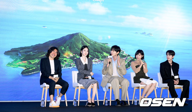 [OSEN=조은정 기자]ENA 새 월화드라마 '닥터 섬보이' 제작발표회가 26일 서울 구로구 신도림 디큐브시티 더 세인트에서 열렸다. ‘닥터 섬보이’는 모두가 기피하는 악명 높은 섬 ‘편동도’ 에 입도한 공중보건의사 도지의(이재욱 분)와 비밀 많은 간호사 육하리(신예은 분)가 그리는 메디컬 휴먼 로맨스다.이명우 감독(왼쪽부터), 배우 신예은, 홍민기, 이수경, 김윤우가 질의응답 시간을 갖고 있다. 2026.05.26 /cej@osen.co.kr