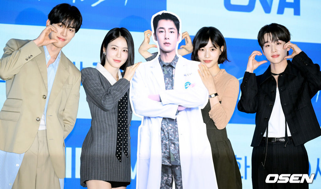 ENA 새 월화드라마 '닥터 섬보이' 제작발표회가 26일 서울 구로구 신도림 디큐브시티 더 세인트에서 열렸다. ‘닥터 섬보이’는 모두가 기피하는 악명 높은 섬 ‘편동도’ 에 입도한 공중보건의사 도지의(이재욱 분)와 비밀 많은 간호사 육하리(신예은 분)가 그리는 메디컬 휴먼 로맨스다.배우 홍민기(왼쪽부터), 신예은, 이수경, 김윤우가 포즈를 취하고 있다. 2026.05.26 /cej@osen.co.kr