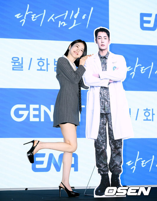[OSEN=조은정 기자]ENA 새 월화드라마 '닥터 섬보이' 제작발표회가 26일 서울 구로구 신도림 디큐브시티 더 세인트에서 열렸다. ‘닥터 섬보이’는 모두가 기피하는 악명 높은 섬 ‘편동도’ 에 입도한 공중보건의사 도지의(이재욱 분)와 비밀 많은 간호사 육하리(신예은 분)가 그리는 메디컬 휴먼 로맨스다.배우 신예은이 포즈를 취하고 있다. 2026.05.26 /cej@osen.co.kr