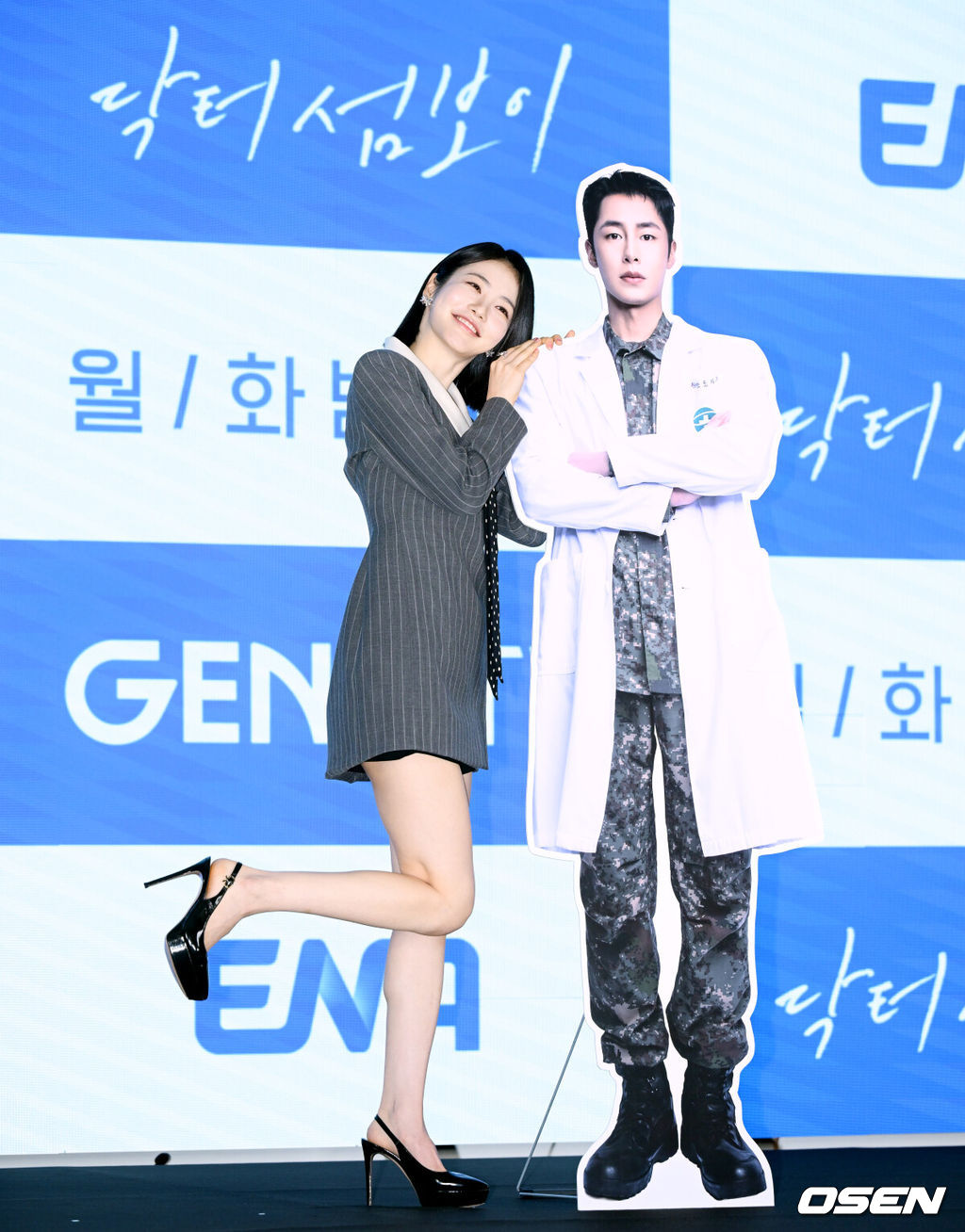 ENA 새 월화드라마 '닥터 섬보이' 제작발표회가 26일 서울 구로구 신도림 디큐브시티 더 세인트에서 열렸다. ‘닥터 섬보이’는 모두가 기피하는 악명 높은 섬 ‘편동도’ 에 입도한 공중보건의사 도지의(이재욱 분)와 비밀 많은 간호사 육하리(신예은 분)가 그리는 메디컬 휴먼 로맨스다.배우 신예은이 포즈를 취하고 있다. 2026.05.26 /cej@osen.co.kr